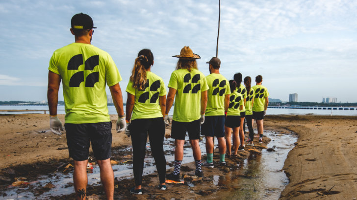 Seven Clean Seas Mannschaft am Strand